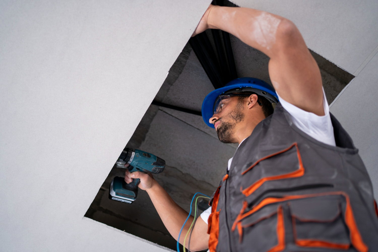 technicien klimasphère en maintenance de câbles au plafond en occitanie