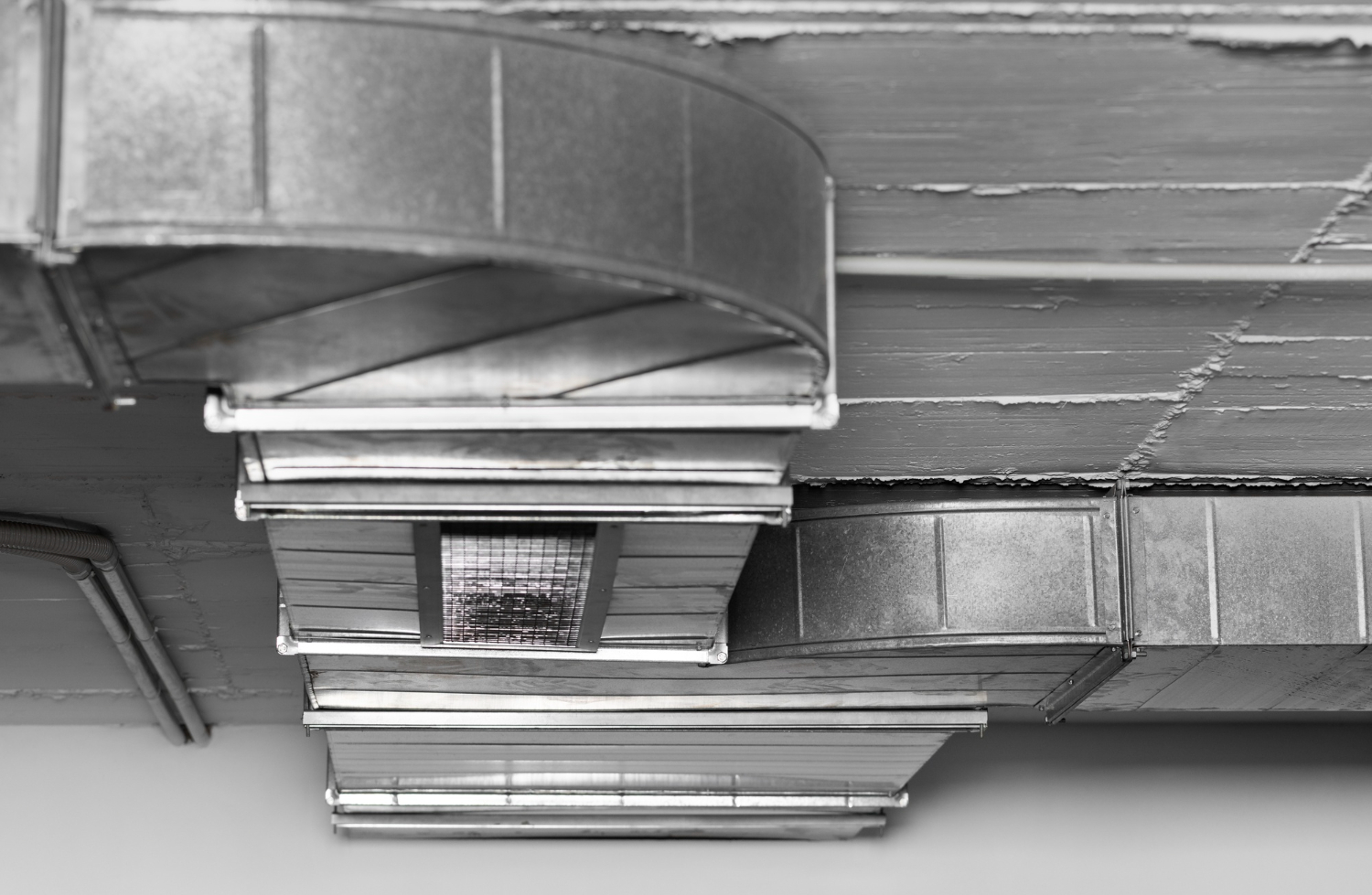 Conduit de ventilation industriel en métal installé au plafond par klimasphère en occitanie